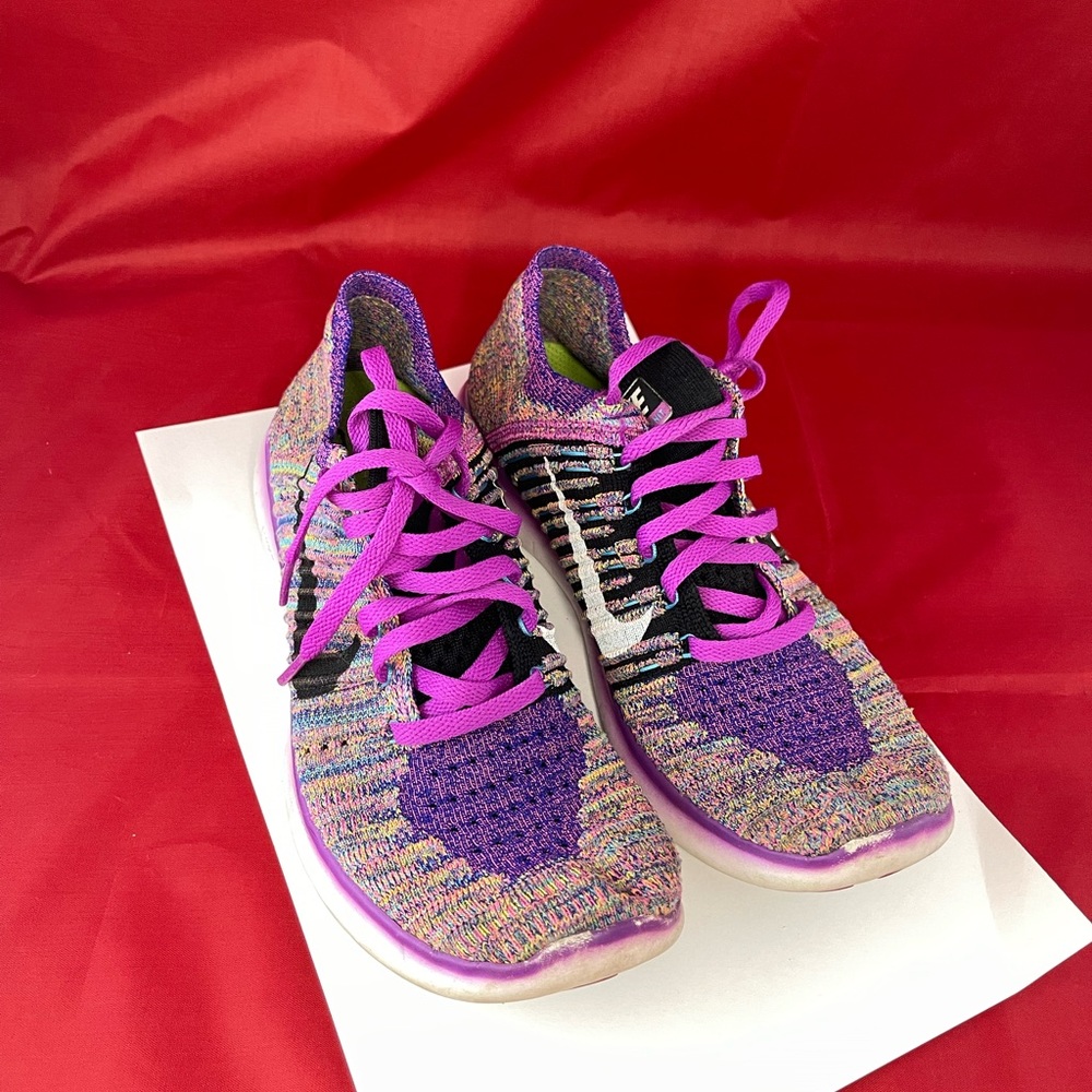 NIKE FREE WOMEN SHOES.